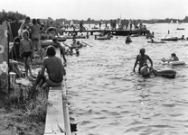 842678 Afbeelding van bezoekers van het recreatieterrein Tienhovensch Kanaal aan de Loosdrechtse Plassen bij Breukeleveen.